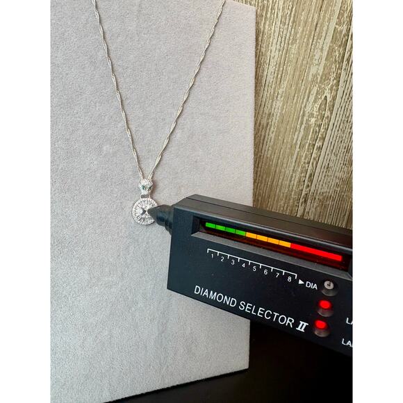 NEW - Exquisite AU750 Jaguar Moissanite Pendant + Chain - Picture 2 of 12